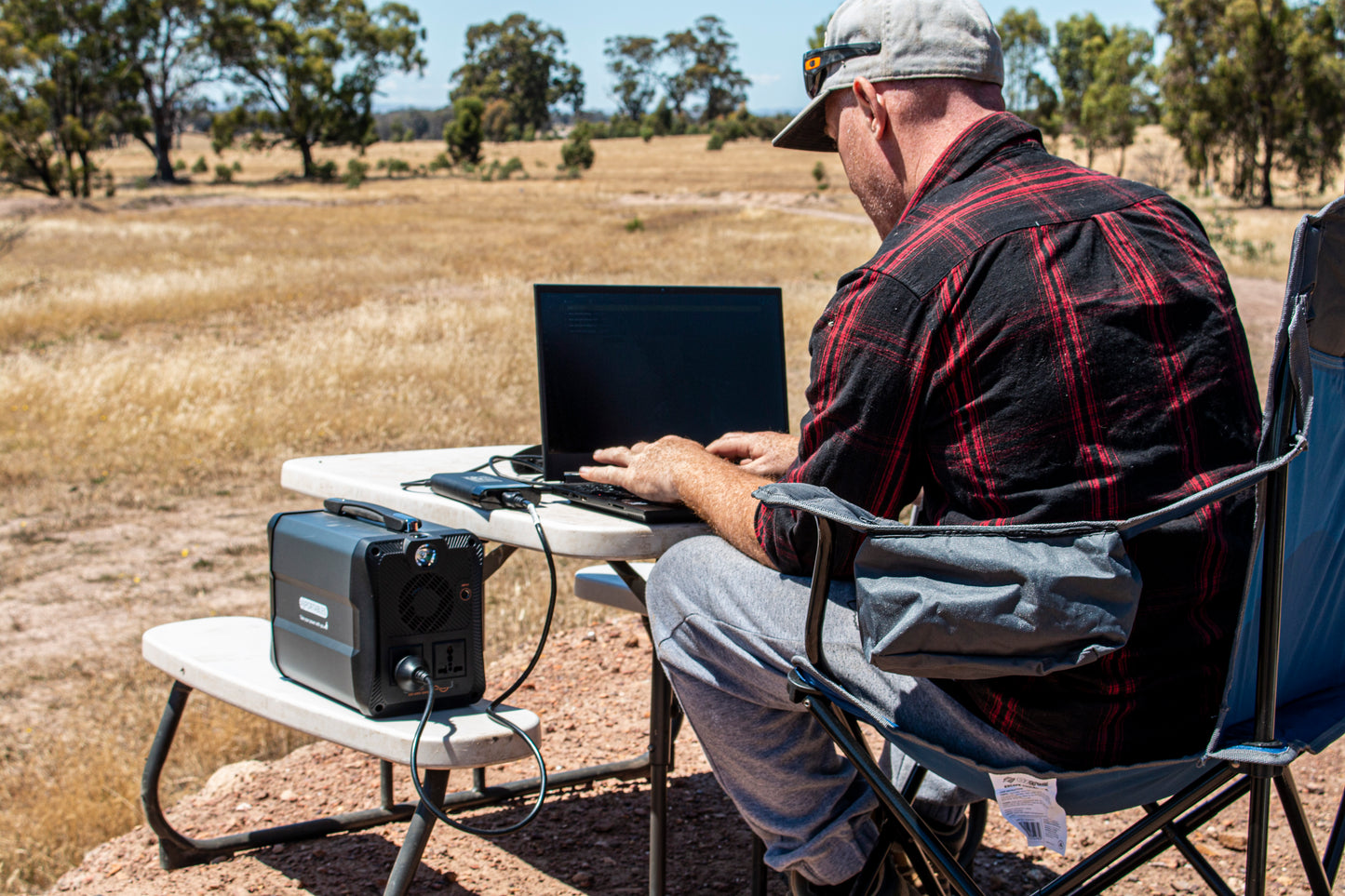 Cleo – Hand-held Lithium Solar Generator