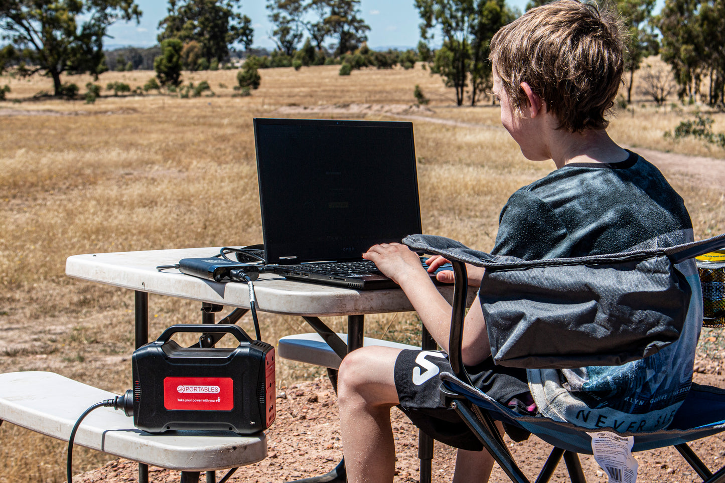 Thia – Hand-held Lithium Solar Generator